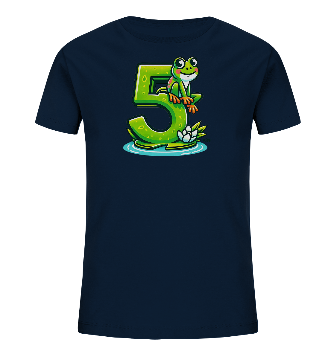 Onlineshop Shirts für Kinder - Das Bild zeigt ein dunkelblaues Kinder-T-Shirt mit einem farbenfrohen Aufdruck auf der Vorderseite. Der Aufdruck stellt eine große, stilisierte grüne Zahl '5' dar. Ein freundlich lächelnder grüner Frosch sitzt auf der Oberseite der Zahl. Das gesamte Motiv befindet sich auf einer blauen Wasseroberfläche mit einer weißen Wasserlilie, was dem Design einen spielerischen Touch verleiht.