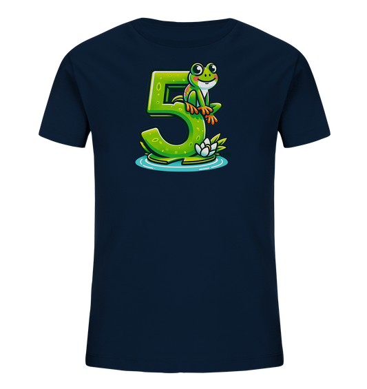 Onlineshop Shirts für Kinder - Das Bild zeigt ein dunkelblaues Kinder-T-Shirt mit einem farbenfrohen Aufdruck auf der Vorderseite. Der Aufdruck stellt eine große, stilisierte grüne Zahl '5' dar. Ein freundlich lächelnder grüner Frosch sitzt auf der Oberseite der Zahl. Das gesamte Motiv befindet sich auf einer blauen Wasseroberfläche mit einer weißen Wasserlilie, was dem Design einen spielerischen Touch verleiht.