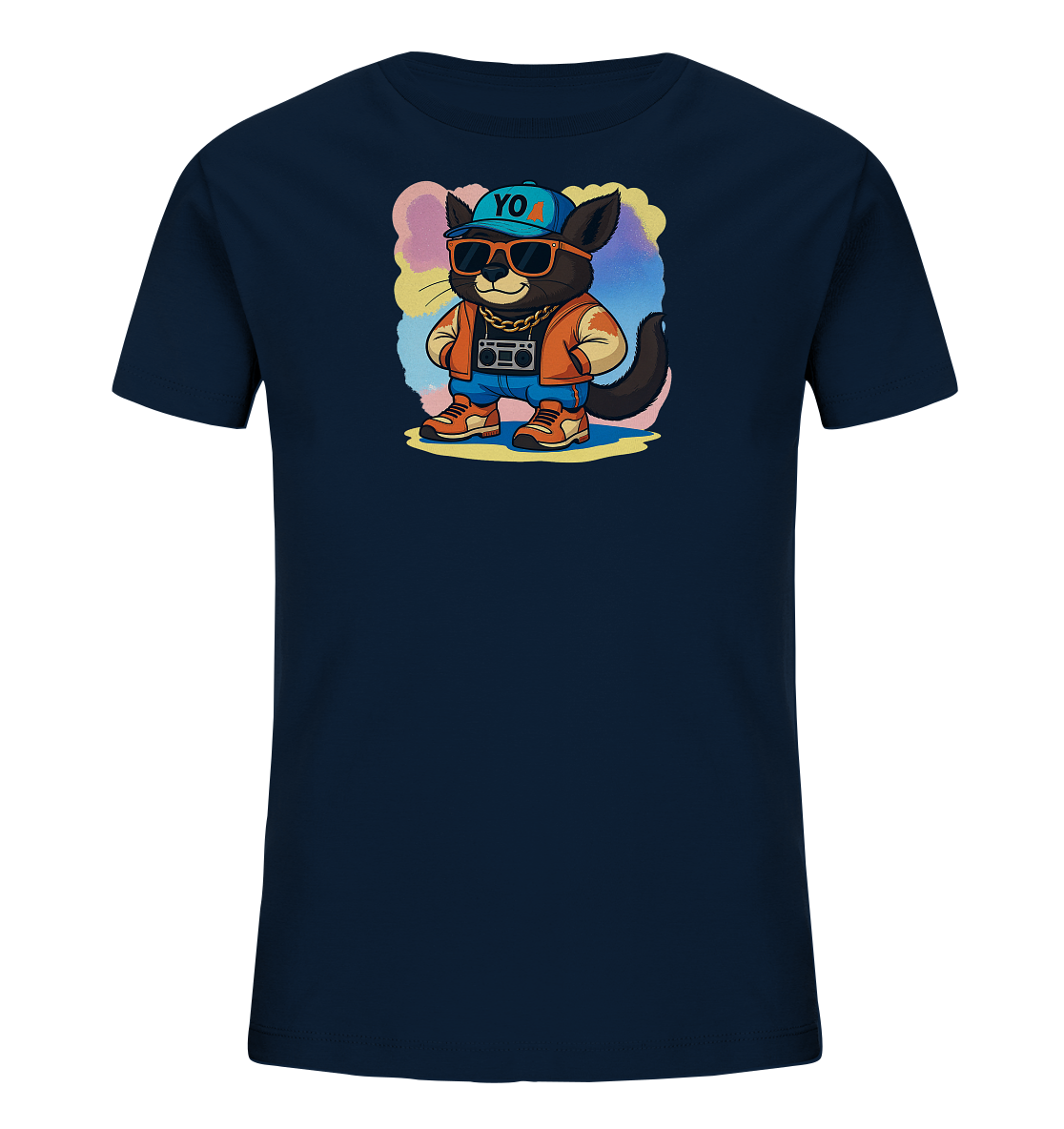 Onlineshop Shirts fuer Kinder - Das Bild zeigt ein dunkelblaues Kinder-T-Shirt mit einem laessig gekleideten Katzenmotiv auf der Vorderseite. Die Cartoon-Katze traegt eine Kappe, Sonnenbrille, Jacke und Jeans sowie eine goldene Kette. Sie haelt einen kleinen Ghettoblaster. Das Design ist von einem bunten, wolkenartigen Hintergrund umgeben und verleiht dem Shirt einen coolen, spielerischen Look.