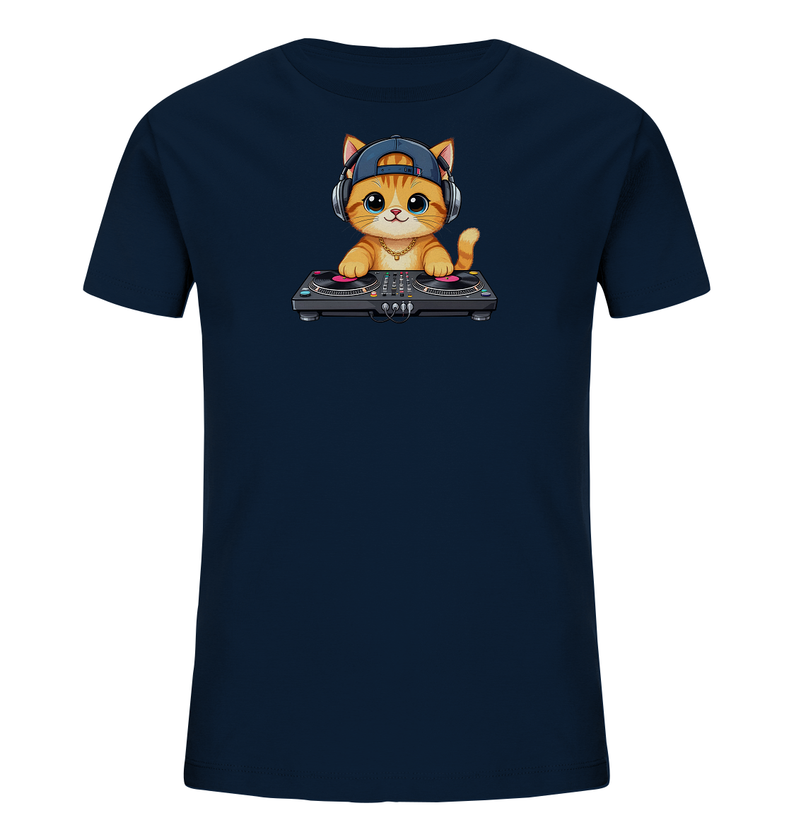 Onlineshop Shirts fuer Kinder - Das Bild zeigt ein dunkelblaues Kinder-T-Shirt mit einem niedlichen Comic-Motiv einer Katze. Die orangefarbene Katze traegt eine blaue Kappe und Kopfhoerer, waehrend sie an einem DJ-Mischpult steht. Das Design ist verspielt und zeigt die Katze als coolen DJ. Es ist ein froehliches Motiv fuer Kinder.