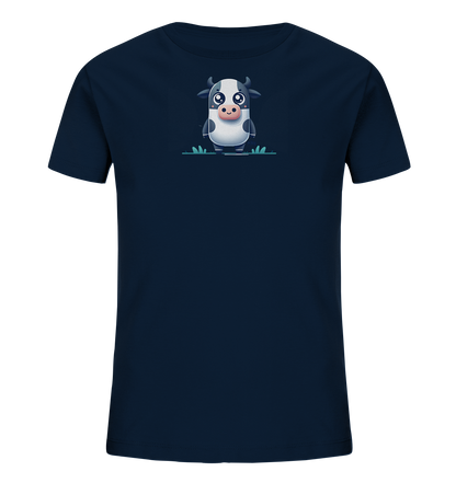 Onlineshop Shirts fuer Kinder - Das Bild zeigt ein dunkelblaues Kinder-T-Shirt. Darauf ist ein suesses, cartoonhaftes Motiv einer Kuh abgebildet. Die schwarz-weisse Kuh steht in stilisiertem gruenem Gras und hat grosse, treue Augen. Das Design wirkt freundlich und kindgerecht.