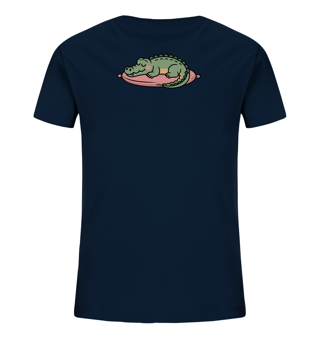 Onlineshop Shirts fuer Kinder - Das Bild zeigt ein dunkelblaues Kinder-T-Shirt mit einem niedlichen Aufdruck auf der Vorderseite. Der Aufdruck stellt ein schlafendes, gruenes Krokodil dar, das gemuetlich auf einem rosafarbenen Kissen liegt. Das Krokodil hat geschlossene Augen und rote Wangen, was einen friedlichen Ausdruck vermittelt. Das verspielte Design verleiht dem Shirt einen besonderen Charme.