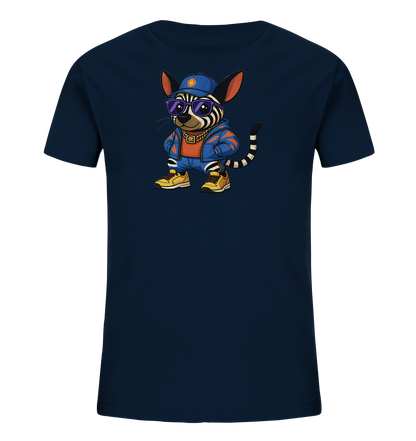 Onlineshop Shirts fuer Kinder - Das Bild zeigt ein dunkelblaues Kinder-T-Shirt mit einem auffaelligen Tier-Motiv auf der Vorderseite. Die stilisierte Figur, die an eine Katze oder ein Zebra erinnert, traegt eine blaue Baseballkappe, Sonnenbrille und eine Goldkette. Sie ist in eine blaue Jacke, orangefarbenes Shirt und gelbe Sneaker gekleidet, was einen urbanen Stil unterstreicht. Das Design verleiht dem T-Shirt einen coolen und verspielten Charakter.