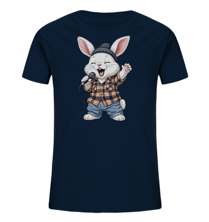 Onlineshop Shirts fuer Kinder - Das Bild zeigt ein dunkelblaues Kinder-T-Shirt mit einem froehlichen Hasenmotiv auf der Vorderseite. Der Hase traegt eine graue Muetze, ein gelb-schwarz kariertes Hemd und blaue Jeans. Er haelt ein Mikrofon und scheint zu singen oder aufzutreten, mit geschlossenen Augen und einem geoeffneten Mund. Das Design wirkt lebendig und unterhaltsam.