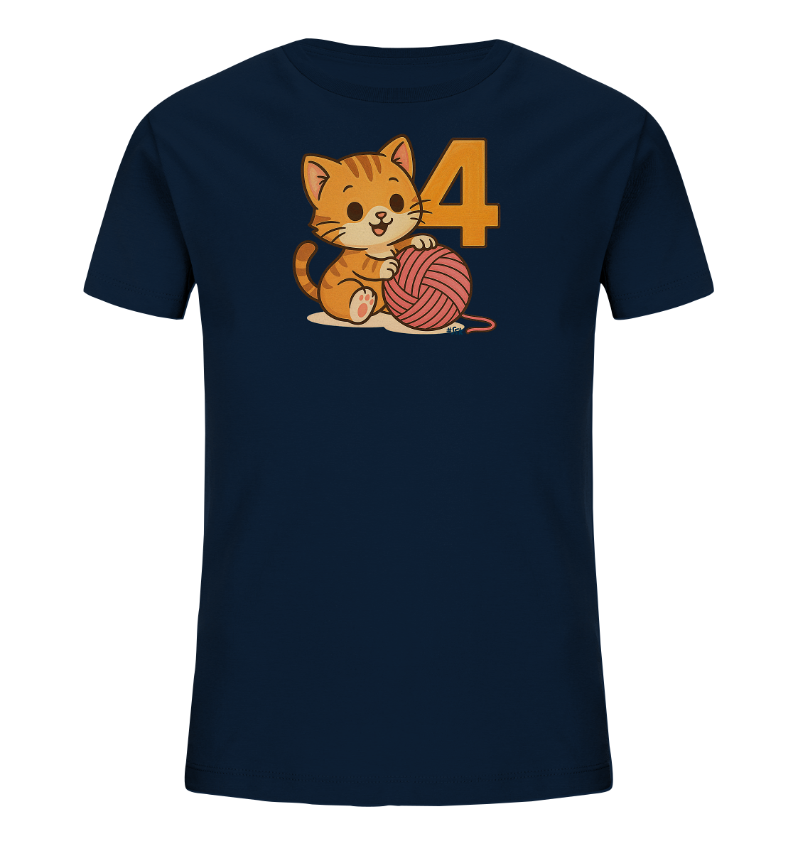Onlineshop Shirts fuer Kinder - Das Bild zeigt ein dunkelblaues Kinder-T-Shirt mit einem suessen Aufdruck einer kleinen Katze. Die orange getigerte Katze spielt froehlich mit einem rosafarbenen Wollknaeuel. Neben der Katze ist die Zahl '4' in einem warmen Orangeton dargestellt. Dieses Motiv ist verspielt und farbenfroh gestaltet.