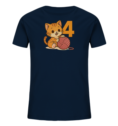 Onlineshop Shirts fuer Kinder - Das Bild zeigt ein dunkelblaues Kinder-T-Shirt mit einem suessen Aufdruck einer kleinen Katze. Die orange getigerte Katze spielt froehlich mit einem rosafarbenen Wollknaeuel. Neben der Katze ist die Zahl '4' in einem warmen Orangeton dargestellt. Dieses Motiv ist verspielt und farbenfroh gestaltet.