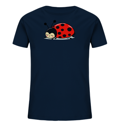 Onlineshop Shirts fuer Kinder - Das Bild zeigt ein dunkelblaues Kinder-T-Shirt. Auf der Vorderseite ist eine niedliche, cartoonhafte Illustration eines roten Marienkaefers zu sehen. Der Marienkaefer hat schwarze Punkte und Fuehler, und er liegt friedlich schlafend mit geschlossenen Augen da. Das Motiv verleiht dem T-Shirt einen ruhigen und verspielten Charakter, ideal fuer Kinder.