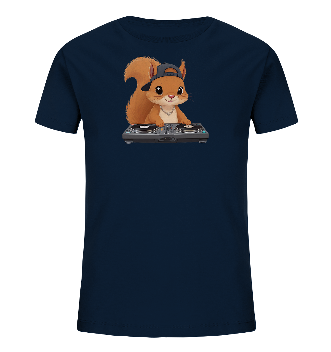 Onlineshop Shirts fuer Kinder - Das Bild zeigt ein dunkelblaues Kinder T-Shirt mit einem niedlichen Eichhoernchen-Motiv auf der Vorderseite. Das Eichhoernchen traegt eine schwarze Kappe verkehrt herum und eine silberne Kette. Es steht hinter einem DJ-Pult mit zwei Plattenspielern und einem Mischpult, als wuerde es Musik auflegen. Das Design verleiht dem Shirt einen modernen und verspielten Charakter.