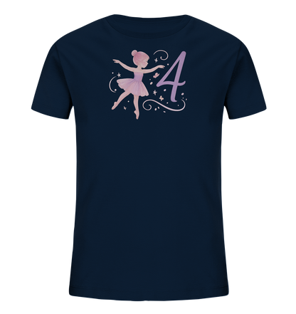 Onlineshop Shirts fuer Kinder - Das Bild zeigt ein dunkelblaues Kinder-T-Shirt mit einer Grafik einer Ballerina in einem rosa Tutu auf der Vorderseite. Neben der Ballerina steht die Zahl Vier in einer passenden rosa Farbe. Das Design ist zusaetzlich mit kleinen Sternen und Schmetterlingen verziert, was dem Shirt einen zarten und festlichen Charakter verleiht.