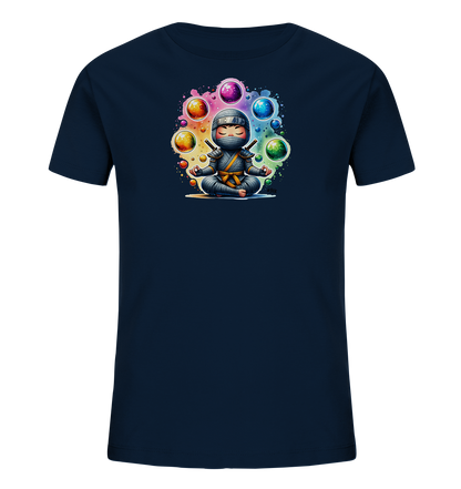 Onlineshop Shirts fuer Kinder - Das dunkelblaue T-Shirt zeigt einen Cartoon-Ninja in meditierender Pose. Der Ninja sitzt im Lotussitz, umgeben von einer farbenfrohen Aura und schwebenden Kugeln in Regenbogenfarben. Neben ihm liegen zwei kleine Schwerter. Das Design verbindet Kampfkunst mit einem Gefuehl der Ruhe.