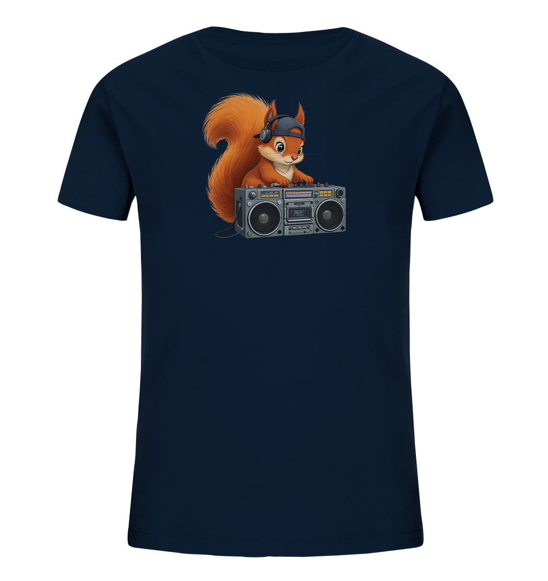 Onlineshop Shirts fuer Kinder - Das Bild zeigt ein dunkelblaues Kinder-T-Shirt mit einem niedlichen Eichhoernchen-Motiv auf der Vorderseite. Das Eichhoernchen traegt Kopfhoerer und eine Baseballkappe und steht hinter einem Boombox, als wuerde es Musik auflegen. Es hat ein freundliches Gesicht und einen flauschigen Schwanz. Das Design ist verspielt und modern.