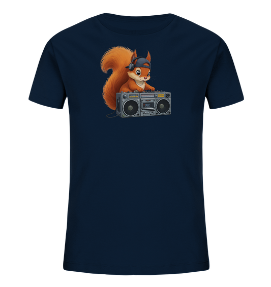 Onlineshop Shirts fuer Kinder - Das Bild zeigt ein dunkelblaues Kinder-T-Shirt mit einem niedlichen Eichhoernchen-Motiv auf der Vorderseite. Das Eichhoernchen traegt Kopfhoerer und eine Baseballkappe und steht hinter einem Boombox, als wuerde es Musik auflegen. Es hat ein freundliches Gesicht und einen flauschigen Schwanz. Das Design ist verspielt und modern.