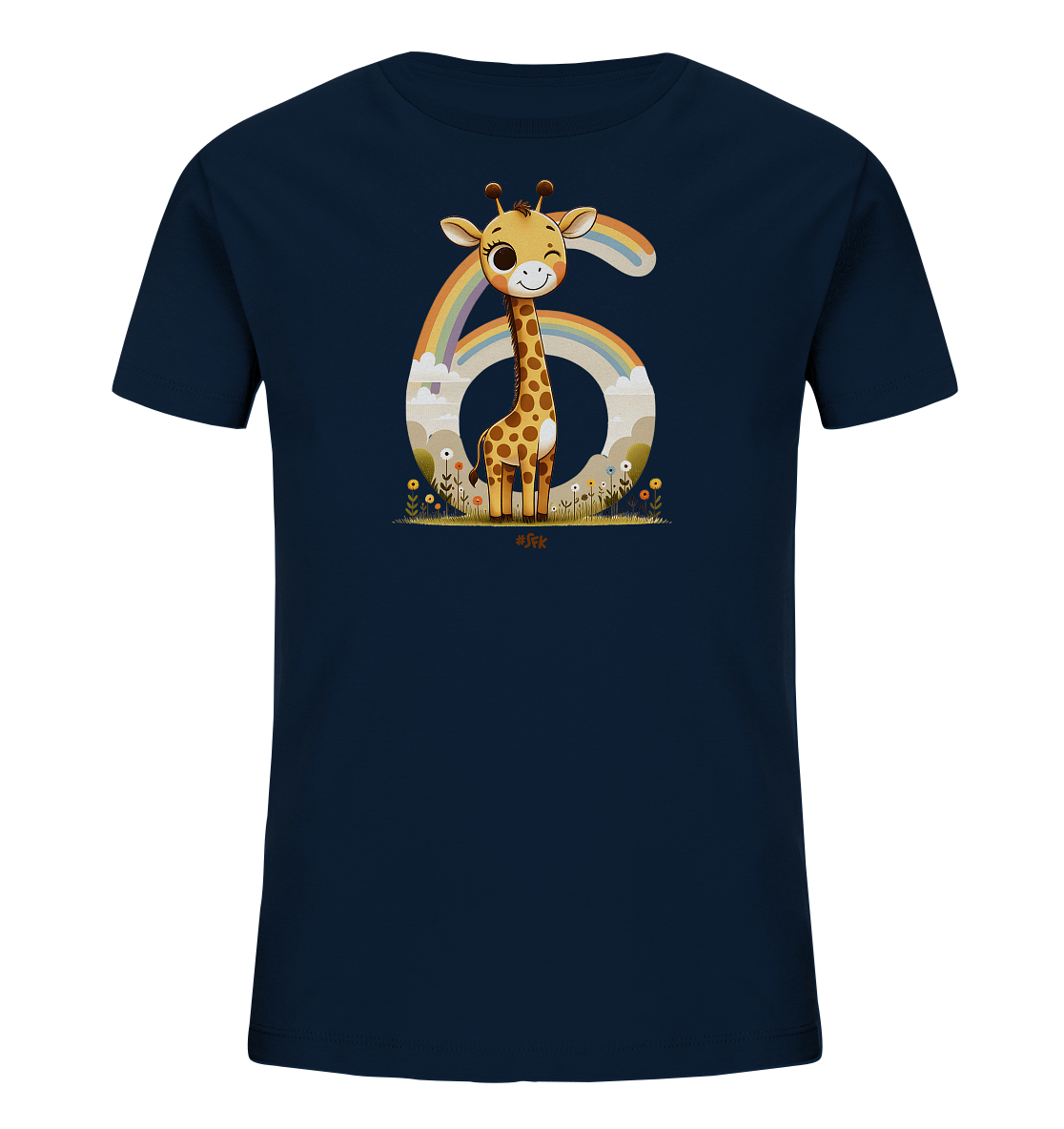 Onlineshop Shirts fuer Kinder - Das Bild zeigt ein dunkelblaues T-Shirt mit einer Illustration einer niedlichen Giraffe. Die Giraffe steht vor einer grossen, stilisierten Zahl '6', umgeben von einem Regenbogen und Wolken. Unten ist eine Wiese mit Blumen und Gras dargestellt, was dem Motiv eine froehliche Note verleiht.
