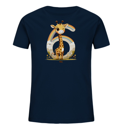 Onlineshop Shirts fuer Kinder - Das Bild zeigt ein dunkelblaues T-Shirt mit einer Illustration einer niedlichen Giraffe. Die Giraffe steht vor einer grossen, stilisierten Zahl '6', umgeben von einem Regenbogen und Wolken. Unten ist eine Wiese mit Blumen und Gras dargestellt, was dem Motiv eine froehliche Note verleiht.