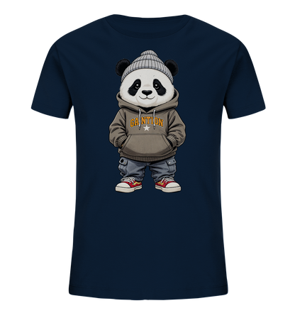 Onlineshop Shirts fuer Kinder - Das Bild zeigt ein dunkelblaues T-Shirt mit einem niedlichen Cartoon-Panda auf der Vorderseite. Der Panda traegt eine graue Beanie-Muetze, einen braunen Kapuzenpullover und weite blaue Hosen mit roten Turnschuhen. Auf dem Hoodie ist ein Stern mit einem Schriftzug zu sehen. Das Design verleiht dem Shirt einen laessigen und modernen Look.