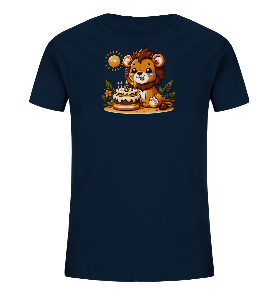 Onlineshop Shirts fuer Kinder - Das Bild zeigt ein dunkelblaues T-Shirt mit einem froehlichen Druck auf der Vorderseite. Der Druck zeigt einen niedlichen Cartoon-Loewen, der neben einem Geburtstagskuchen sitzt. Auf dem Kuchen sind drei Kerzen und die Zahl '6' zu sehen, was auf einen sechsten Geburtstag hindeutet. Das Design umfasst ausserdem stilisiertes Laub und eine kleine Sonne.
