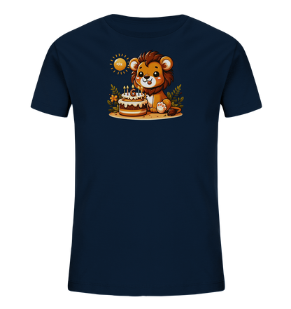 Onlineshop Shirts fuer Kinder - Das Bild zeigt ein dunkelblaues T-Shirt mit einem froehlichen Druck auf der Vorderseite. Der Druck zeigt einen niedlichen Cartoon-Loewen, der neben einem Geburtstagskuchen sitzt. Auf dem Kuchen sind drei Kerzen und die Zahl '6' zu sehen, was auf einen sechsten Geburtstag hindeutet. Das Design umfasst ausserdem stilisiertes Laub und eine kleine Sonne.