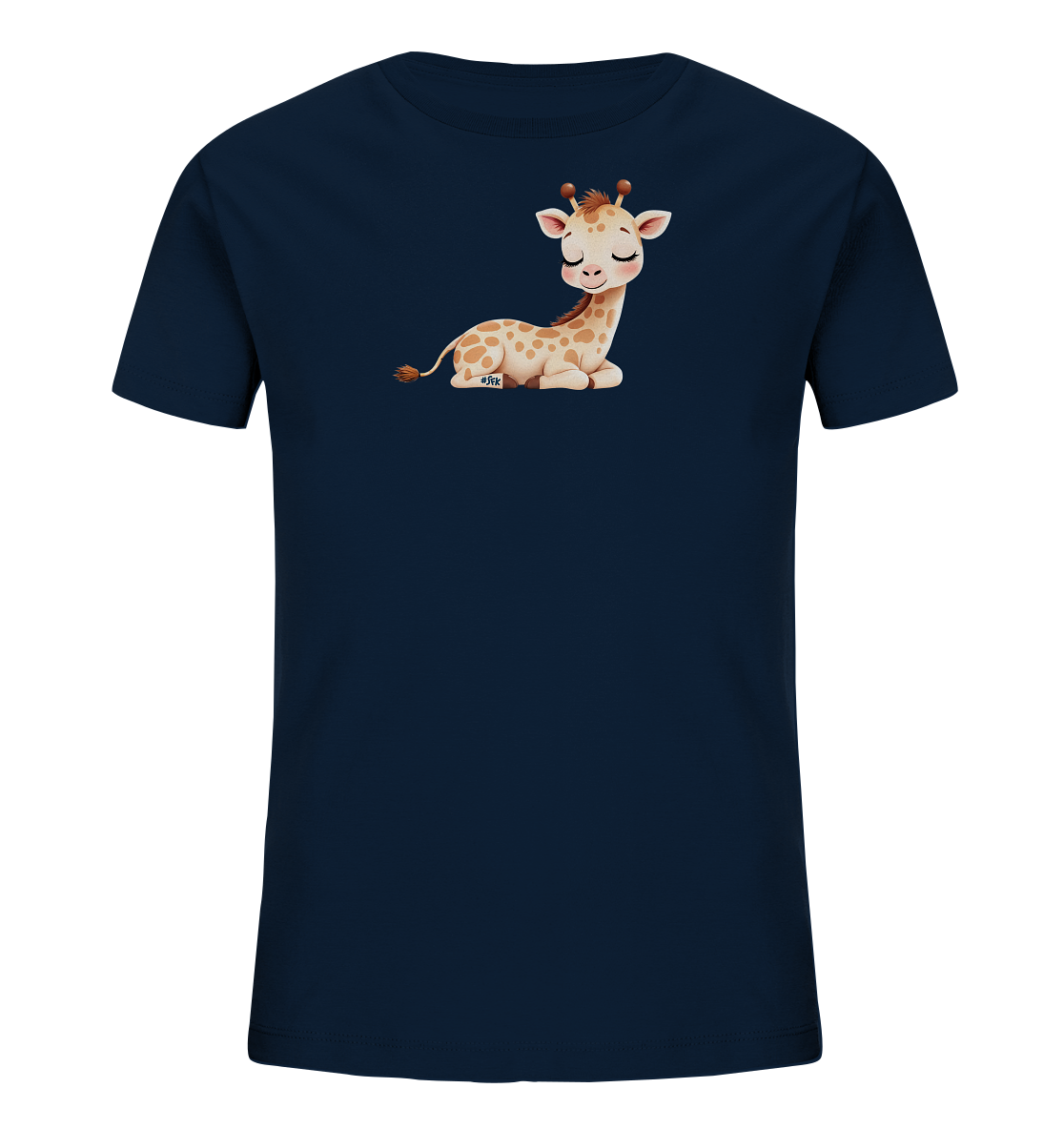 Onlineshop Shirts fuer Kinder - Das Bild zeigt ein dunkelblaues T-Shirt fuer Kinder mit einer niedlichen, liegenden Giraffe auf der Vorderseite. Die Cartoon-Giraffe hat hellbraunes Fell mit dunklen Flecken und wirkt mit ihren geschlossenen Augen sehr friedlich. Ihre kleinen Hoerner und der kurze Schwanz sind ebenfalls zu sehen. Das Design verleiht dem Shirt einen sanften und ansprechenden Look.