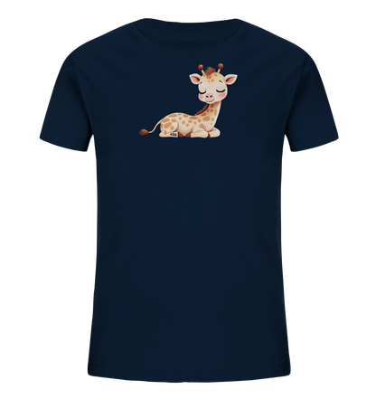 Onlineshop Shirts fuer Kinder - Das Bild zeigt ein dunkelblaues T-Shirt fuer Kinder mit einer niedlichen, liegenden Giraffe auf der Vorderseite. Die Cartoon-Giraffe hat hellbraunes Fell mit dunklen Flecken und wirkt mit ihren geschlossenen Augen sehr friedlich. Ihre kleinen Hoerner und der kurze Schwanz sind ebenfalls zu sehen. Das Design verleiht dem Shirt einen sanften und ansprechenden Look.