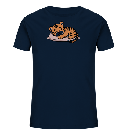 Onlineshop Shirts fuer Kinder - Das Bild zeigt ein dunkelblaues T-Shirt fuer Kinder mit einem niedlichen Aufdruck. Darauf ist ein schlafendes Tigerbaby zu sehen, das friedlich auf einem hellen Kissen liegt. Das Tigerbaby ist in warmen Orange- und Schwarztoenen gehalten und hat geschlossene Augen. Das Motiv verleiht dem T-Shirt einen beruhigenden und liebevollen Charakter.