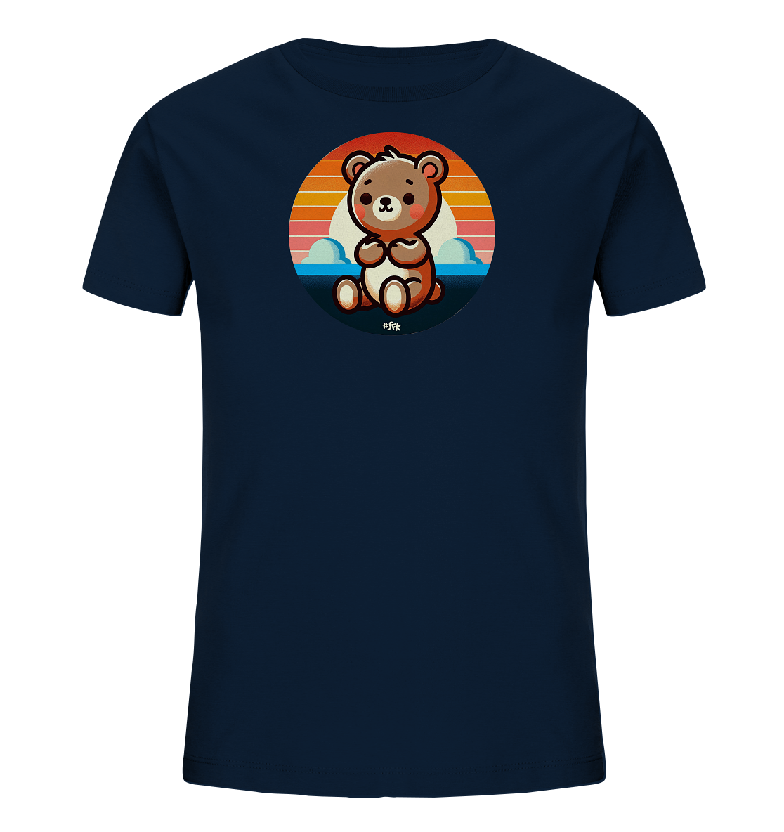 Onlineshop Shirts fuer Kinder - Das Bild zeigt ein dunkelblaues Kinder-T-Shirt mit einer runden Grafik auf der Vorderseite. Das Motiv stellt einen niedlichen, cartoonhaften Baeren dar, der vor einem farbigen Sonnenuntergang und stilisierten Wolken sitzt. Der Baer hat ein freundliches Gesicht und haelt seine Pfoten zusammen. Die Gestaltung wirkt verspielt und spricht Kinder an.
