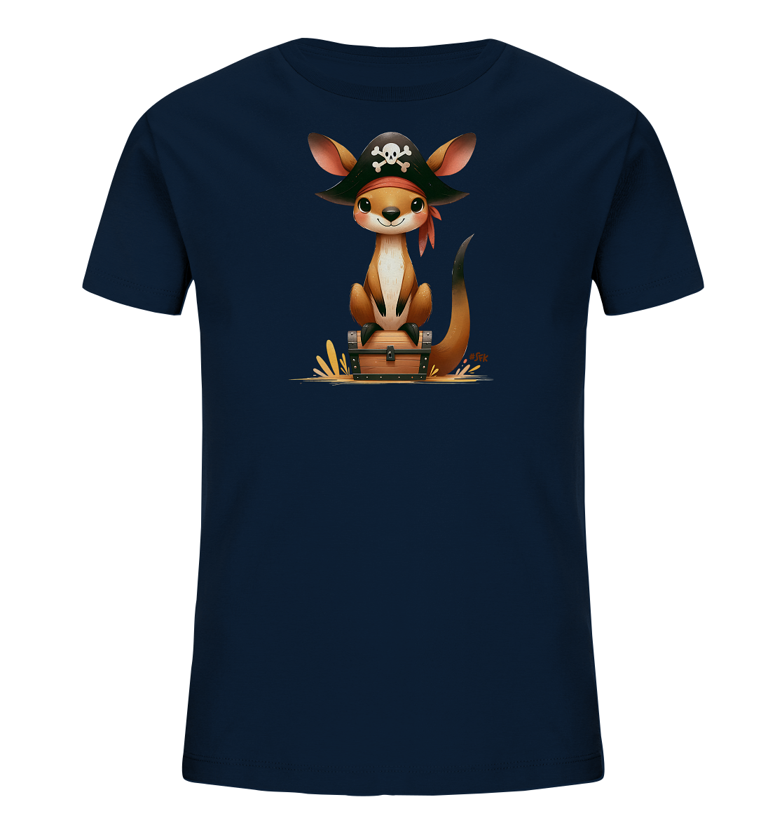 Onlineshop Shirts fuer Kinder - Das Bild zeigt ein dunkelblaues T-Shirt mit einem farbenfrohen Druck auf der Vorderseite. Der Druck zeigt eine Illustration eines niedlichen Kaengurus, das einen Piratenhut traegt und auf einer kleinen Schatzkiste sitzt. Das Kaenguru hat grosse Augen und einen freundlichen Ausdruck. Die gesamte Grafik wirkt lebendig und detailreich.