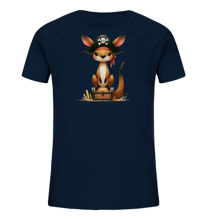 Onlineshop Shirts fuer Kinder - Das Bild zeigt ein dunkelblaues T-Shirt mit einem farbenfrohen Druck auf der Vorderseite. Der Druck zeigt eine Illustration eines niedlichen Kaengurus, das einen Piratenhut traegt und auf einer kleinen Schatzkiste sitzt. Das Kaenguru hat grosse Augen und einen freundlichen Ausdruck. Die gesamte Grafik wirkt lebendig und detailreich.