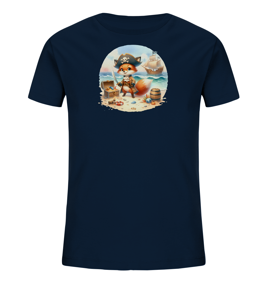 Onlineshop Shirts fuer Kinder - Das Bild zeigt ein dunkelblaues Kinder-T-Shirt mit einem ovalen Druck auf der Vorderseite. Der Druck zeigt einen suessen Cartoon-Fuchs als Piratenkapitaen am Strand. Er haelt einen Saebel und ist umgeben von einer Schatztruhe, einem Fass und einem Rettungsring. Im Hintergrund ist ein Segelschiff auf dem Meer unter blauem Himmel zu sehen.