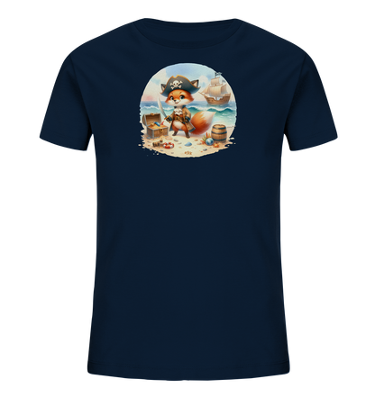 Onlineshop Shirts fuer Kinder - Das Bild zeigt ein dunkelblaues Kinder-T-Shirt mit einem ovalen Druck auf der Vorderseite. Der Druck zeigt einen suessen Cartoon-Fuchs als Piratenkapitaen am Strand. Er haelt einen Saebel und ist umgeben von einer Schatztruhe, einem Fass und einem Rettungsring. Im Hintergrund ist ein Segelschiff auf dem Meer unter blauem Himmel zu sehen.