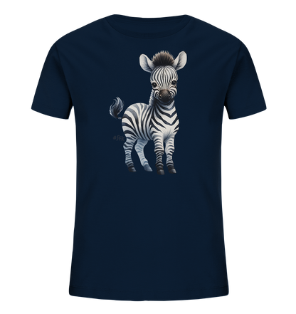 Onlineshop Shirts fuer Kinder - Das Bild zeigt ein dunkelblaues Kinder-T-Shirt. Auf der Vorderseite ist eine niedliche Illustration eines jungen Zebras abgebildet. Das Zebra steht aufrecht und hat ein freundliches Aussehen mit markanten schwarzen und weissen Streifen. Dieses Design verleiht dem Shirt einen verspielten und ansprechenden Charakter.