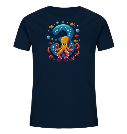Onlineshop Shirts fuer Kinder - Das Bild zeigt ein dunkelblaues Kinder-T-Shirt mit einem maritimen Motiv. Eine grosse, hellblaue Zahl '3' ist von einem niedlichen orangefarbenen Oktopus umarmt. Um die Zahl und den Oktopus schwimmen kleine orange Fische und blaue Blasen. Dieses verspielte Design ist ideal fuer Kinder.