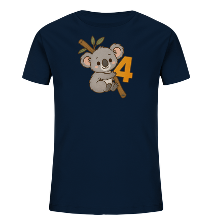 Onlineshop Shirts fuer Kinder - Das Bild zeigt ein dunkelblaues Kinder-T-Shirt mit einem charmanten Frontdruck. Der Druck stellt einen niedlichen Cartoon-Koala dar, der sich an einem Ast festhaelt. Neben dem Koala ist prominent die orangefarbene Zahl '4' platziert. Das Motiv ist freundlich und kindgerecht gestaltet.