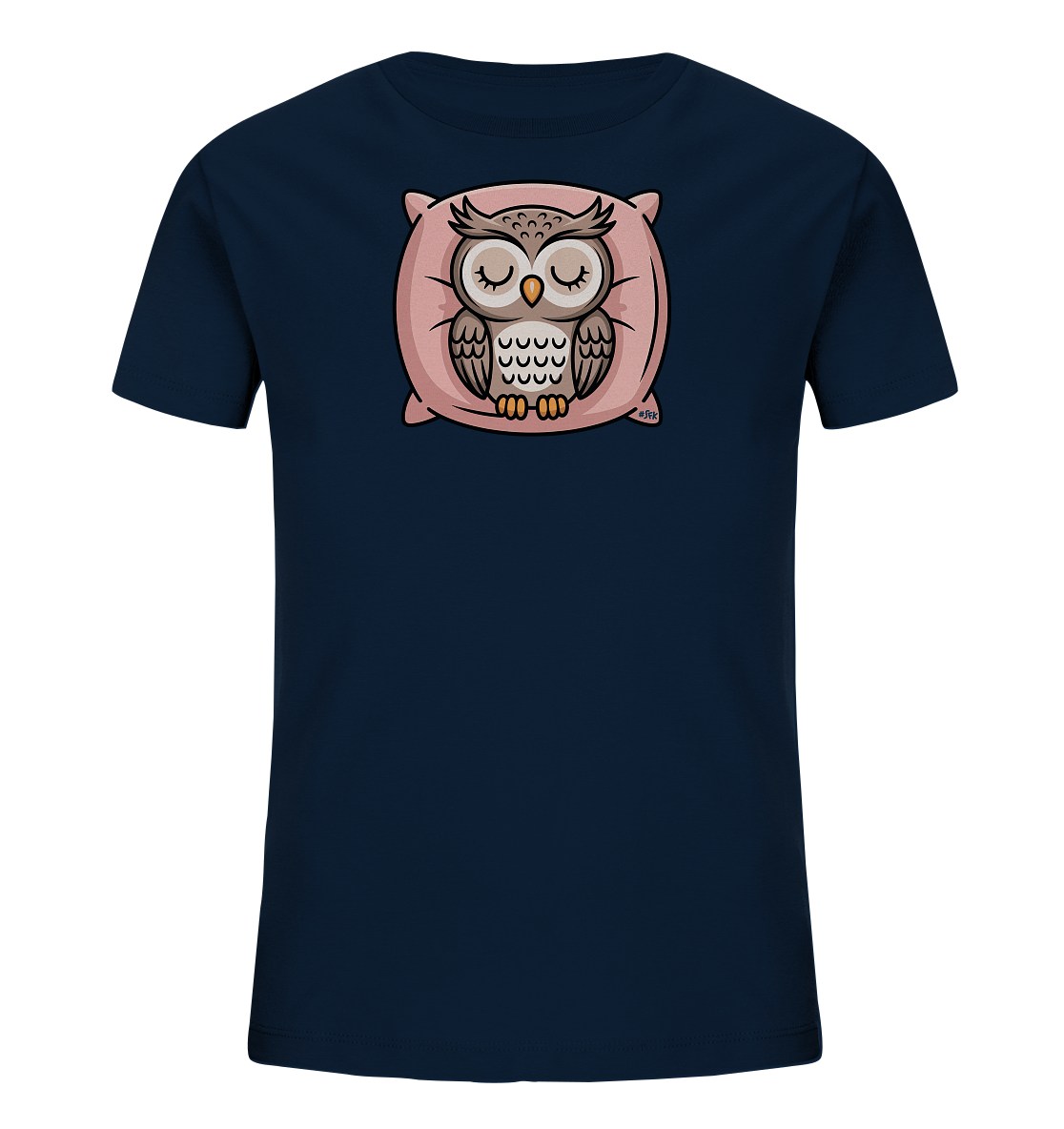 Onlineshop Shirts fuer Kinder - Das Bild zeigt ein dunkelblaues Kinder-T-Shirt mit einem niedlichen Motiv einer schlafenden Eule. Die Eule hat geschlossene Augen und ruht gemuetlich auf einem weichen, rosafarbenen Kissen. Ihr Gefieder ist in verschiedenen Brauntoenen gehalten, was einen sanften Kontrast zum dunklen Stoff bildet. Das Design wirkt beruhigend und ist ideal fuer Kinder.