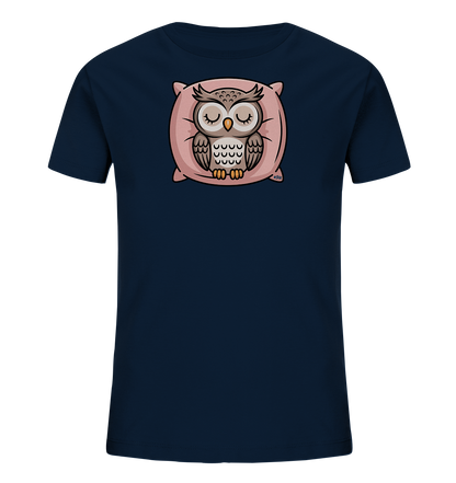Onlineshop Shirts fuer Kinder - Das Bild zeigt ein dunkelblaues Kinder-T-Shirt mit einem niedlichen Motiv einer schlafenden Eule. Die Eule hat geschlossene Augen und ruht gemuetlich auf einem weichen, rosafarbenen Kissen. Ihr Gefieder ist in verschiedenen Brauntoenen gehalten, was einen sanften Kontrast zum dunklen Stoff bildet. Das Design wirkt beruhigend und ist ideal fuer Kinder.