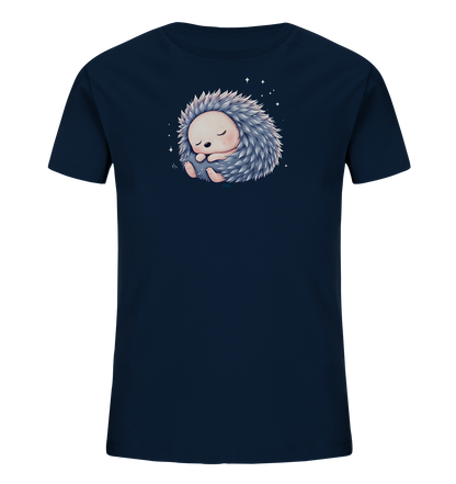 Onlineshop Shirts fuer Kinder - Das Bild zeigt ein dunkelblaues Kinder-T-Shirt mit einem niedlichen Motiv eines schlafenden Igels. Der Igel ist zusammengerollt dargestellt, mit hellgrauen Stacheln und sanft geschlossenen Augen. Kleine glitzernde Sterne umgeben das Tier, was dem Design eine ruhige und vertraeumte Atmosphaere verleiht. Das Shirt ist auf einem schwarzen Hintergrund isoliert.