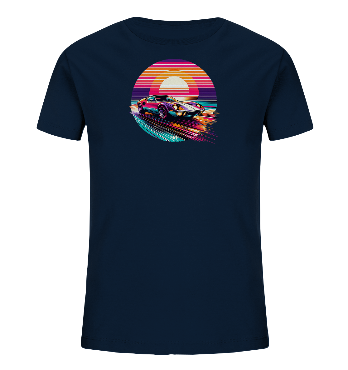 Onlineshop Shirts fuer Kinder - Das Bild zeigt ein dunkelblaues T-Shirt mit einem auffaelligen Retro-Grafikdruck. Zentral auf der Vorderseite befindet sich ein stilisierter Sportwagen in dynamischer Bewegung. Im Hintergrund ist ein kreisfoermiger Horizont mit bunten Streifen, die einen Sonnenuntergang oder Sonnenaufgang darstellen. Leuchtende Speed-Linien umgeben das Fahrzeug und verleihen dem Design einen modernen Vibe.