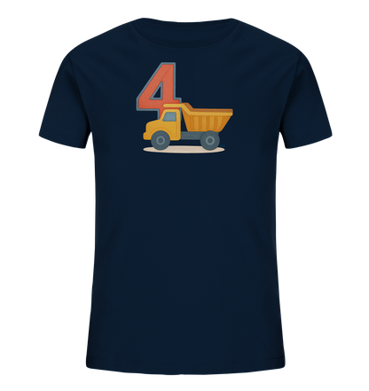 Onlineshop Shirts fuer Kinder - Das Bild zeigt ein dunkelblaues Kinder-T-Shirt mit einem grafischen Aufdruck auf der Vorderseite. Der Druck zeigt die Zahl '4' in Orange und Grau, direkt neben der Illustration eines gelben Kipplasters. Das Motiv ist zusammen mit einem hellen Untergrund dargestellt, was dem Design eine spielerische Note verleiht. Das Gesamtbild praesentiert das T-Shirt in einer neutralen Ansicht.