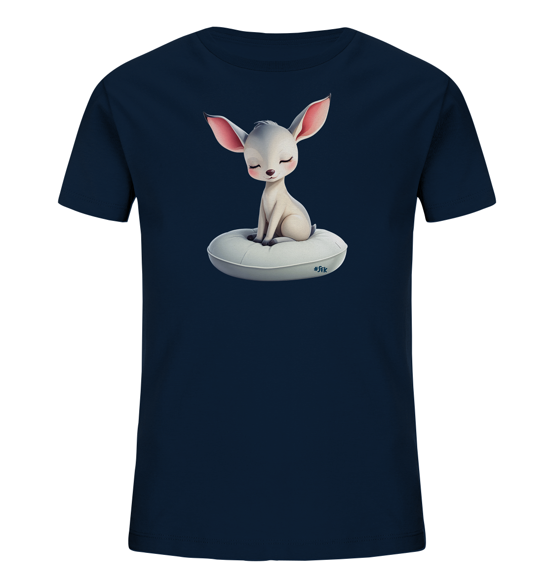 Onlineshop Shirts fuer Kinder - Das Bild zeigt ein dunkelblaues Kinder-T-Shirt mit einem niedlichen Tiermotiv auf der Vorderseite. Ein kleines, hellgraues Geschoepf mit grossen rosa Ohren und geschlossenen Augen sitzt friedlich auf einem weissen, ringfoermigen Kissen. Das Design wirkt sanft und vertraeumt. Es ist ein charmantes Motiv fuer Kinder.
