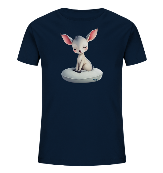 Onlineshop Shirts fuer Kinder - Das Bild zeigt ein dunkelblaues Kinder-T-Shirt mit einem niedlichen Tiermotiv auf der Vorderseite. Ein kleines, hellgraues Geschoepf mit grossen rosa Ohren und geschlossenen Augen sitzt friedlich auf einem weissen, ringfoermigen Kissen. Das Design wirkt sanft und vertraeumt. Es ist ein charmantes Motiv fuer Kinder.