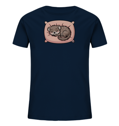 Onlineshop Shirts fuer Kinder - Das dunkelblaue T-Shirt zeigt ein niedliches Motiv eines schlafenden Tieres. Ein kleines, braunes Nagetier ist zusammengerollt auf einem rosafarbenen Kissen dargestellt, die Augen friedlich geschlossen. Das Tier laechelt sanft, was dem Design eine beruhigende und suesse Ausstrahlung verleiht. Dieses Motiv ist ideal fuer gemuetliche Kinderkleidung.