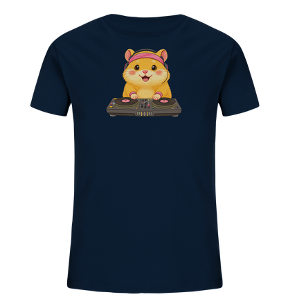 Onlineshop Shirts fuer Kinder - Das Bild zeigt ein dunkelblaues Kinder-T-Shirt mit einem lustigen Hamster-Motiv. Der Hamster traegt pinke Kopfhoerer und steht an einem DJ-Mischpult. Er hat ein froehliches Laecheln und rosa Armbaender. Das Design ist verspielt und ideal fuer kleine Musikliebhaber.