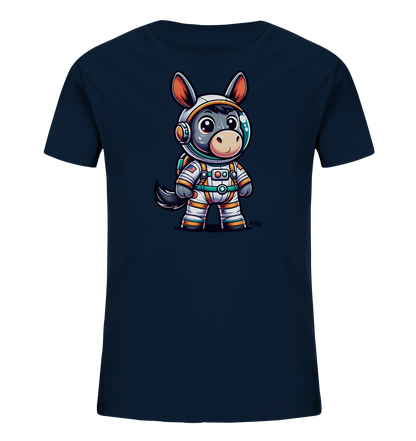 Onlineshop Shirts fuer Kinder - Das Bild zeigt ein dunkelblaues Kinder-T-Shirt mit einer niedlichen Astronauten-Esel-Grafik auf der Vorderseite. Der Esel traegt einen weissen Raumanzug mit orangefarbenen Akzenten, Helm und Rucksack. Die Illustration im Cartoon-Stil zeigt den Esel mit grossen Augen in aufrechter Position. Dieses Design ist verspielt und kindgerecht gestaltet.