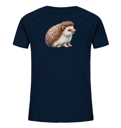 Onlineshop Shirts fuer Kinder - Das Bild zeigt ein dunkelblaues Kinder T-Shirt. Auf der Vorderseite befindet sich eine detailreiche und realistische Illustration eines kleinen Igels. Der Igel sitzt aufrecht, hat braune und weisse Stacheln und schaut zur Seite. Das Motiv ist naturgetreu und ansprechend gestaltet.