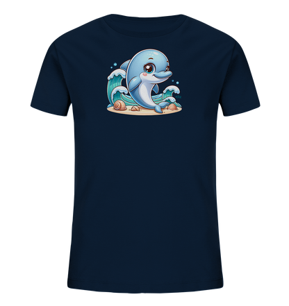 Onlineshop Shirts fuer Kinder - Das Bild zeigt ein dunkelblaues T-Shirt fuer Kinder. Auf der Vorderseite ist eine Illustration eines freundlichen, blauen Delfins abgebildet. Der Delfin schwimmt in welligem Wasser nahe einem Strand mit Muscheln. Das farbenfrohe Motiv wirkt verspielt und freundlich.