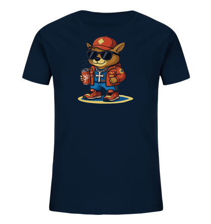 Onlineshop Shirts fuer Kinder - Das dunkelblaue Kinder-T-Shirt zeigt eine stylische Comicfigur, die einen Fuchs oder Hund darstellt. Die Figur traegt eine rote Kappe, Sonnenbrille, eine Goldkette, eine orangefarbene Jacke, blaue Jeans und rote Turnschuhe. In der Hand haelt sie eine rote Dose mit einem grafischen Symbol. Das Design verleiht dem Shirt einen coolen und modernen Look.