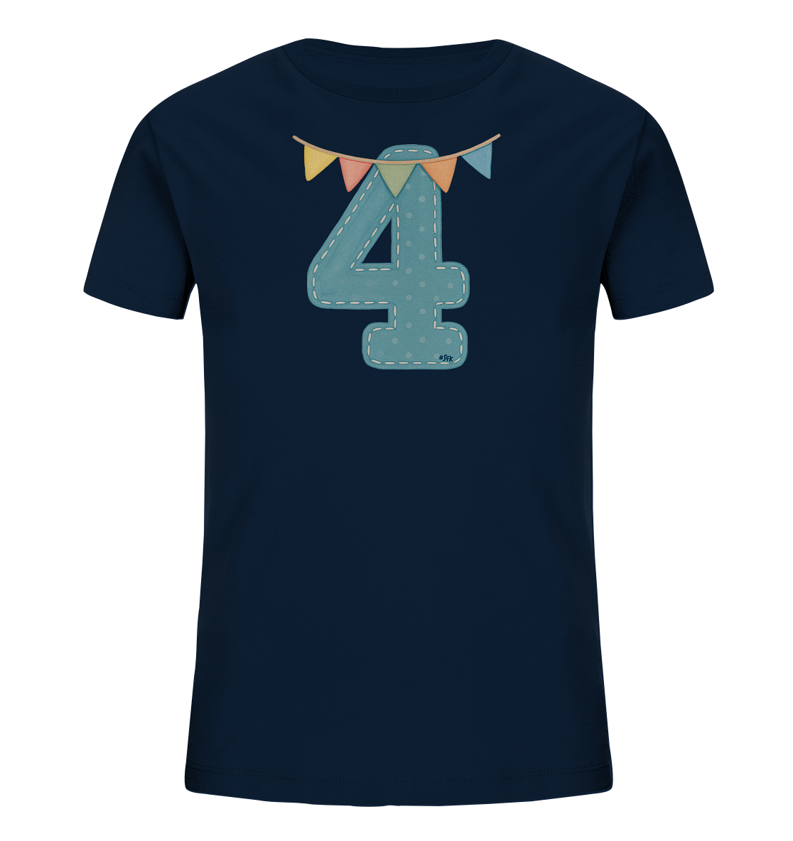 Onlineshop Shirts fuer Kinder - Das Bild zeigt ein dunkelblaues Kinder-T-Shirt mit einem grossen, hellblauen Motiv der Zahl Vier auf der Vorderseite. Die Zahl Vier ist mit kleinen Punkten und gestrichelten Linien verziert, was ihr ein appliqué-aehnliches Aussehen verleiht. Über der Zahl haengt eine farbenfrohe Wimpelkette mit Faehnchen in Gelb, Rosa, Gruen und Hellblau. Das Design wirkt froehlich und ist passend fuer einen vierten Geburtstag.