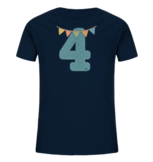 Onlineshop Shirts fuer Kinder - Das Bild zeigt ein dunkelblaues Kinder-T-Shirt mit einem grossen, hellblauen Motiv der Zahl Vier auf der Vorderseite. Die Zahl Vier ist mit kleinen Punkten und gestrichelten Linien verziert, was ihr ein appliqué-aehnliches Aussehen verleiht. Über der Zahl haengt eine farbenfrohe Wimpelkette mit Faehnchen in Gelb, Rosa, Gruen und Hellblau. Das Design wirkt froehlich und ist passend fuer einen vierten Geburtstag.