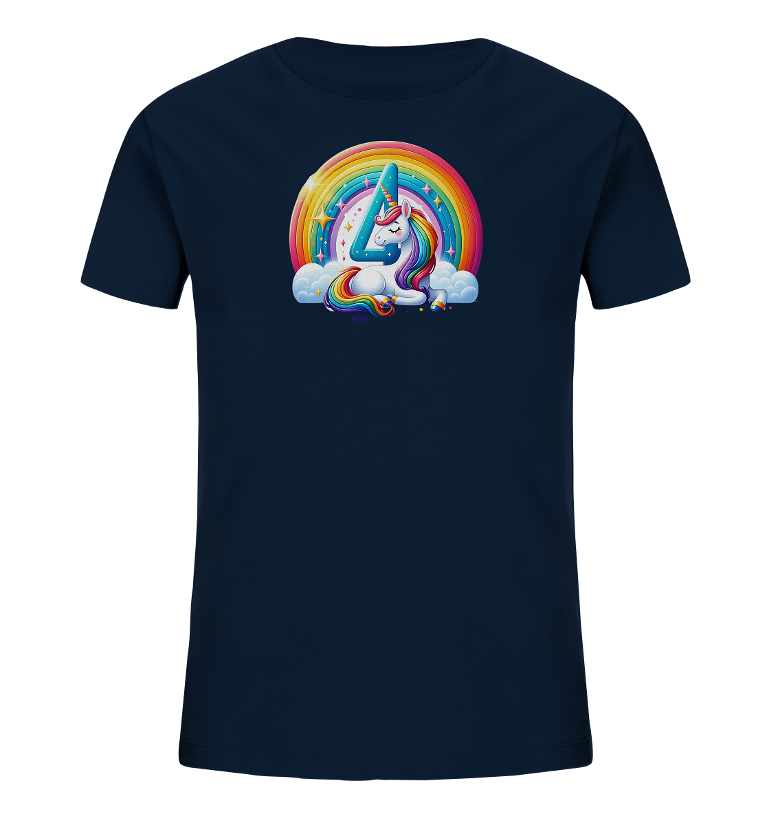 Onlineshop Shirts fuer Kinder - Das Bild zeigt ein dunkelblaues T-Shirt fuer Kinder mit einem farbenfrohen Druck auf der Vorderseite. Das Design umfasst ein liegendes Einhorn mit Regenbogenmaehne und -schweif, platziert vor einem leuchtenden Regenbogen ueber Wolken. Die Zahl '4' ist prominent in blauer Farbe dargestellt und in das Einhorn-Motiv integriert. Sterne und Glitzer ergaenzen das fantasievolle Design.