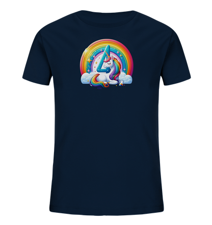 Onlineshop Shirts fuer Kinder - Das Bild zeigt ein dunkelblaues T-Shirt fuer Kinder mit einem farbenfrohen Druck auf der Vorderseite. Das Design umfasst ein liegendes Einhorn mit Regenbogenmaehne und -schweif, platziert vor einem leuchtenden Regenbogen ueber Wolken. Die Zahl '4' ist prominent in blauer Farbe dargestellt und in das Einhorn-Motiv integriert. Sterne und Glitzer ergaenzen das fantasievolle Design.
