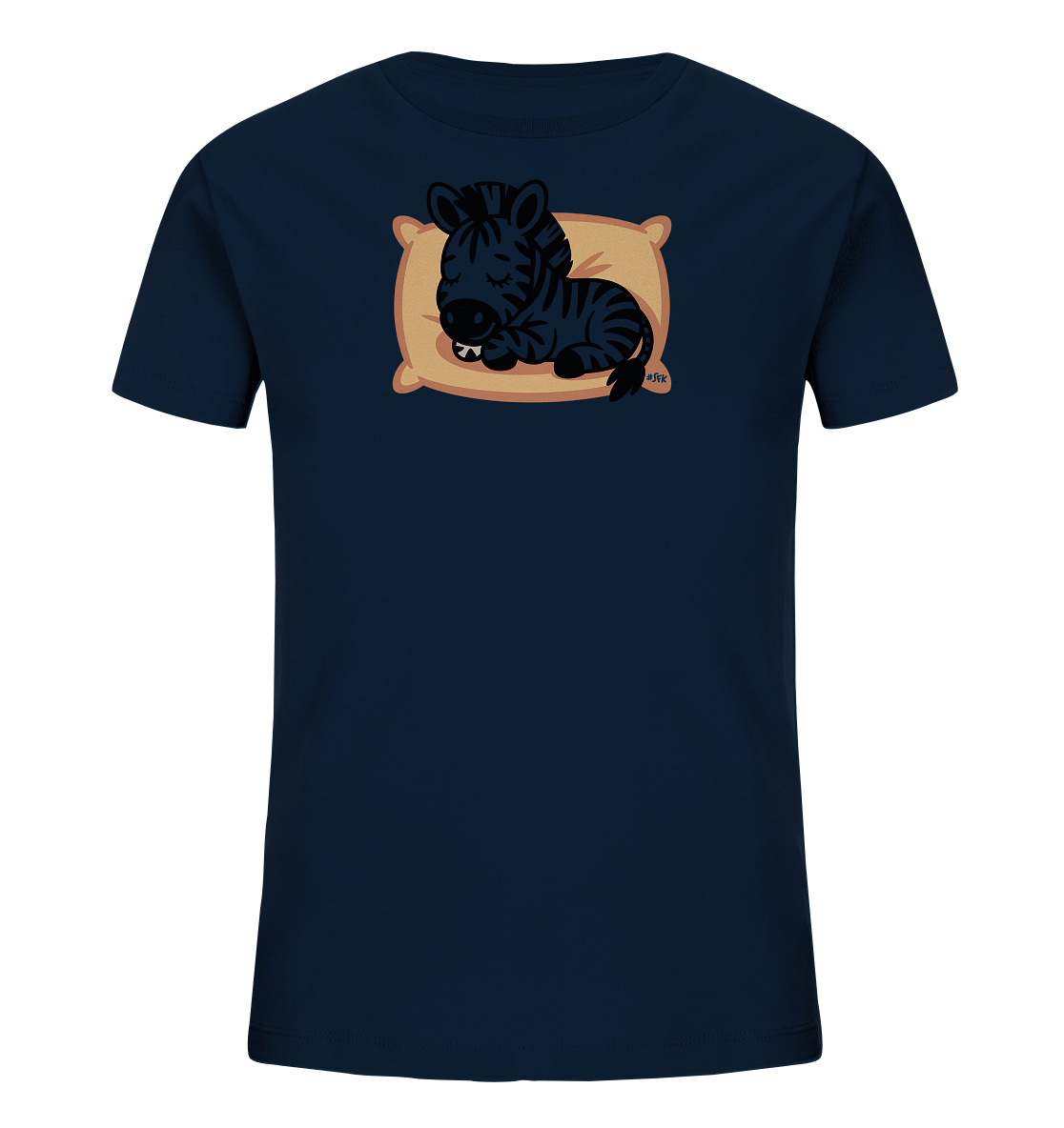 Onlineshop Shirts fuer Kinder - Das Bild zeigt ein dunkelblaues T-Shirt fuer Kinder mit einem niedlichen Tiermotiv auf der Vorderseite. Darauf ist ein kleines, schlafendes Zebra in Cartoon-Optik zu sehen, das friedlich auf einem hellbraunen Kissen ruht. Das Zebra ist dunkel gestreift mit geschlossenen Augen und einem leicht geoeffneten Maul, das einen kleinen Zahn zeigt. Dieses Design verleiht dem Shirt einen ruhigen und verspielten Charakter.